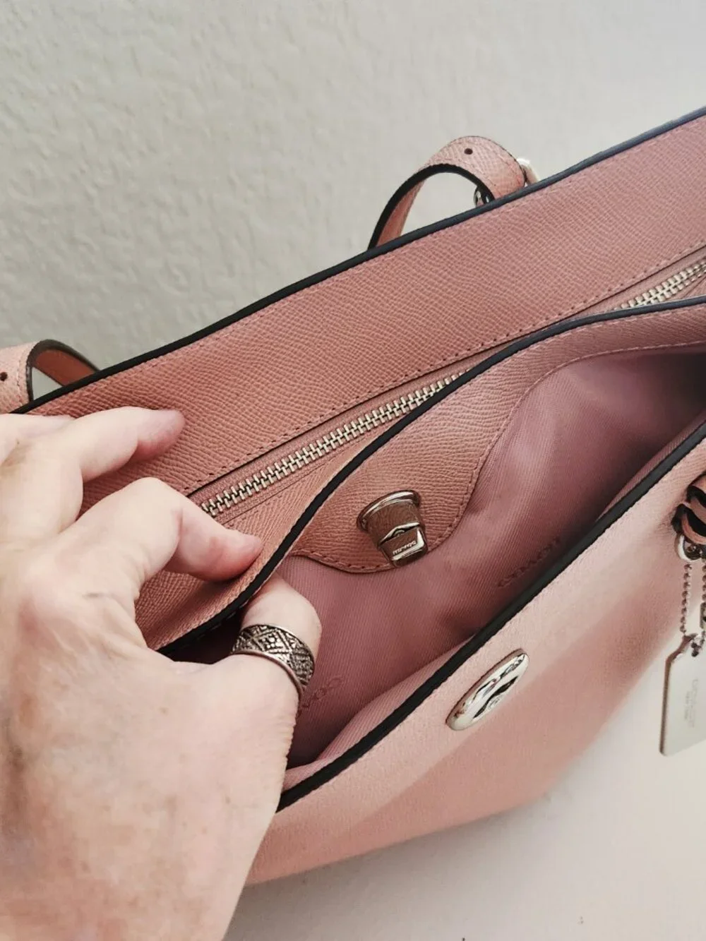 Euc Coach Turnlock Pink Leather Shoulder Bag Tote Purse - Picture 15 of 16